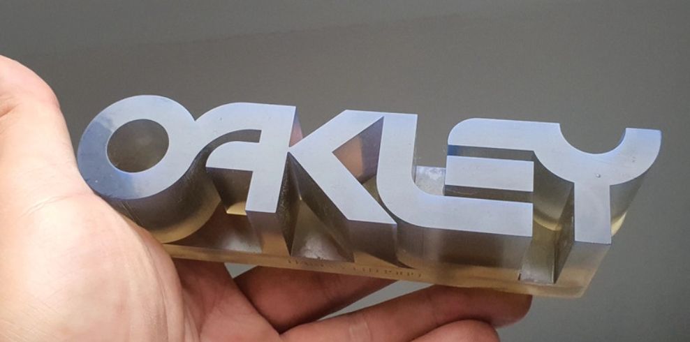 2022-09-25 11_24_17-Oakley display - Vinted.jpg