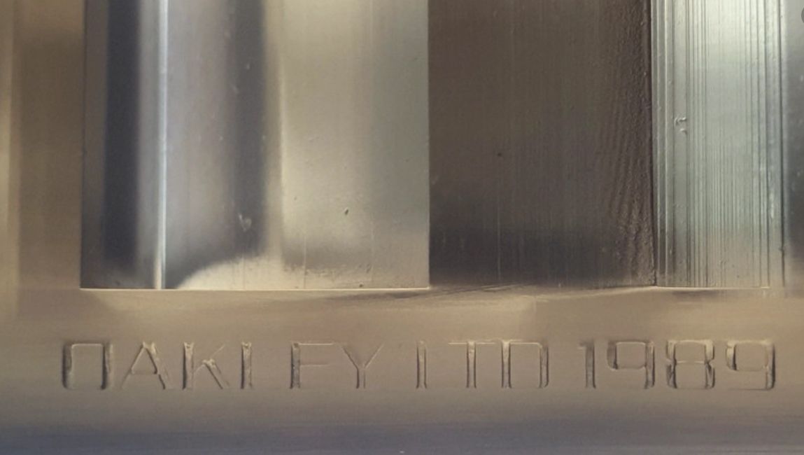 2022-09-25 11_24_48-Oakley display - Vinted.jpg