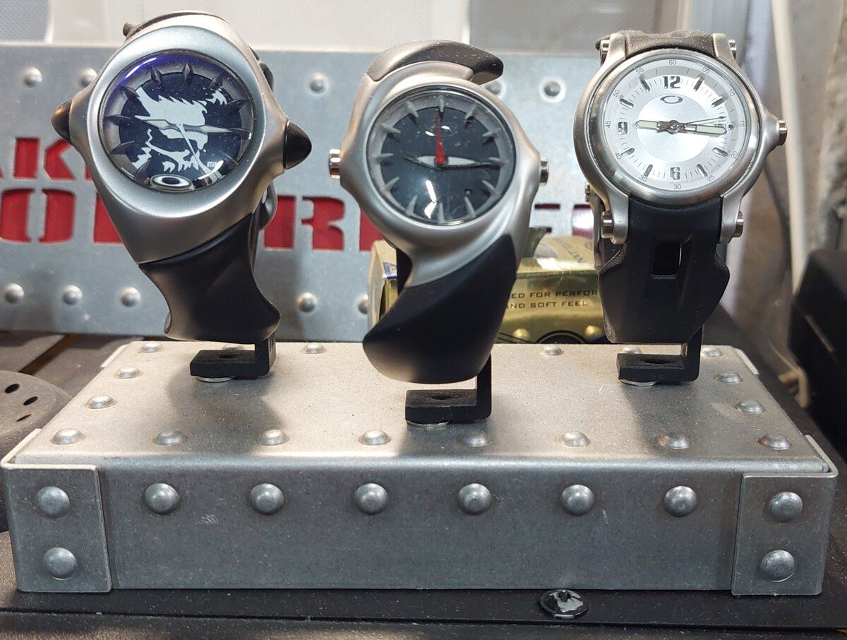 3 watch holder from a wire's metal box_1.jpg