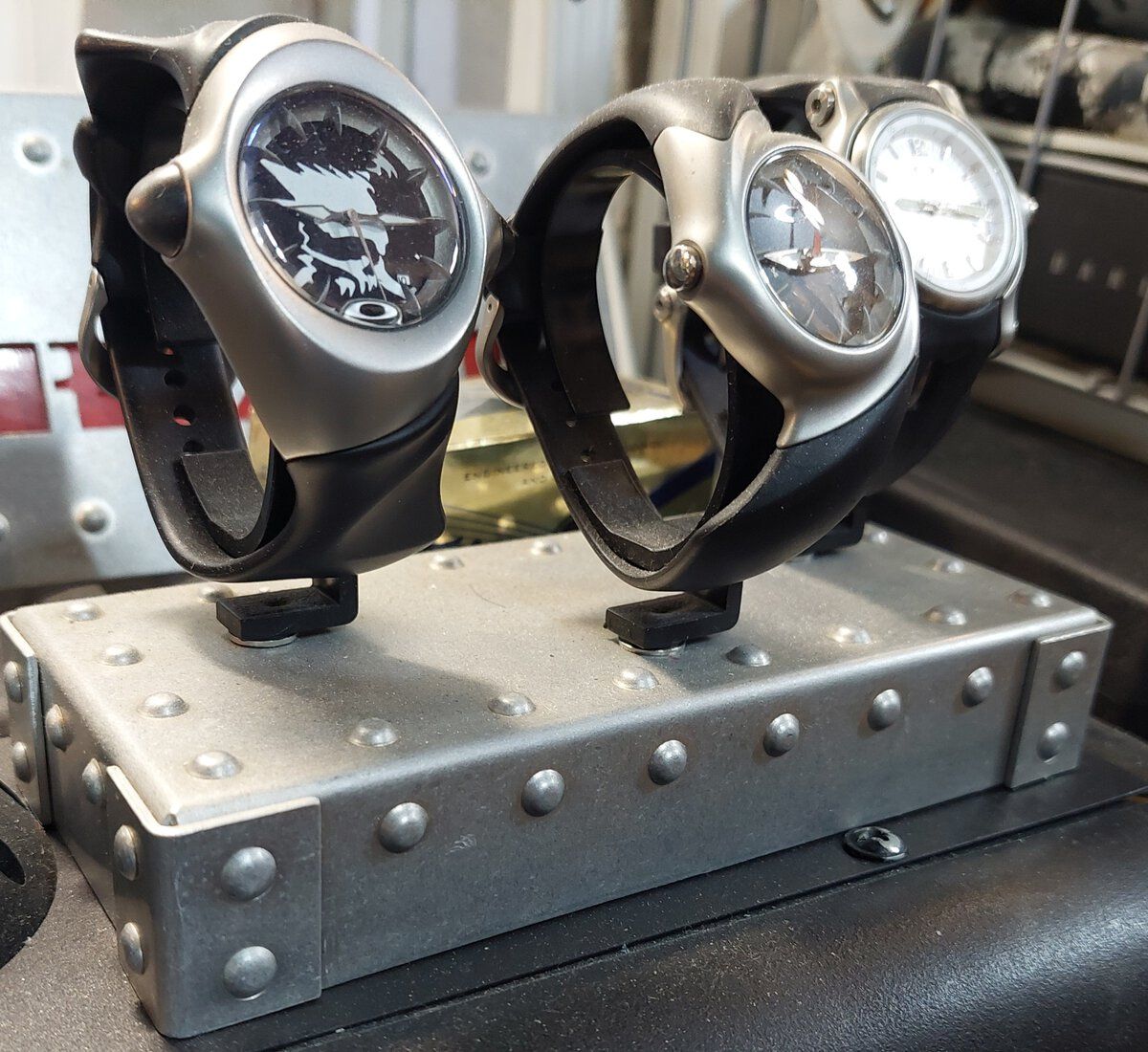 3 watch holder from a wire's metal box_2.jpg