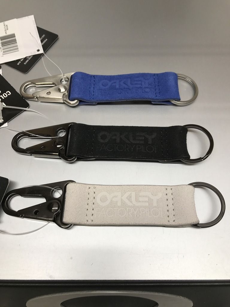 oakley factory pilot keychain