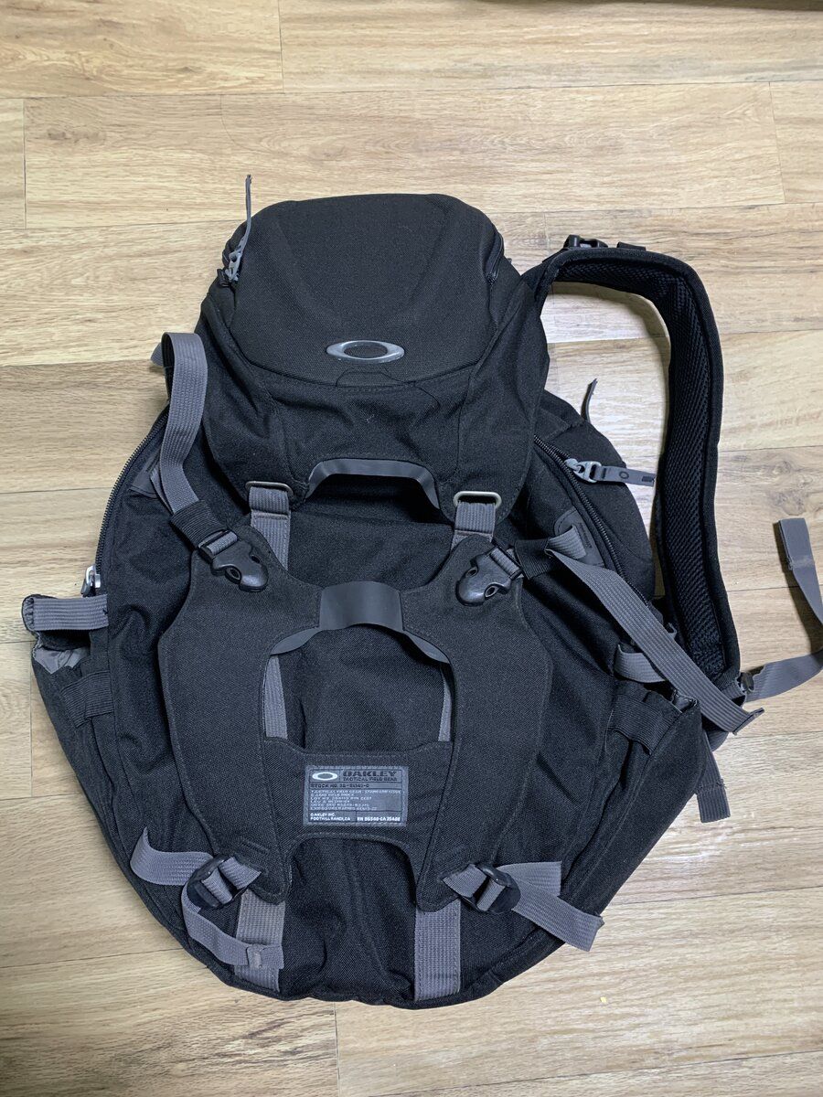 This vintage oakley tool box 3.0 backpack is fake?? made in