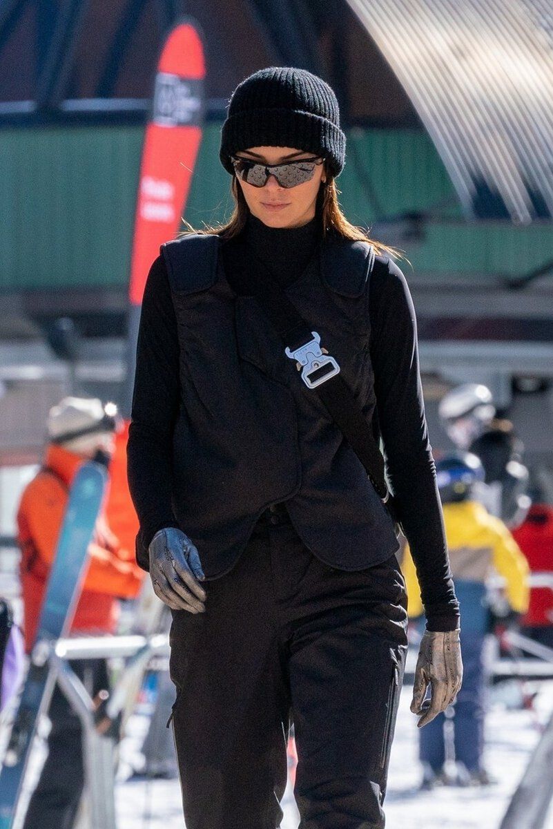 kendall-jenner-hits-slopes-ski-getaway-friends-20.jpg