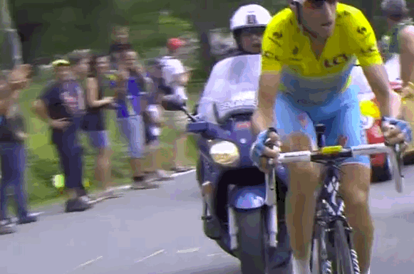 nibali%20hits%20spectator%20with%20cellphone%20mobile%20tour%20de%20france.gif