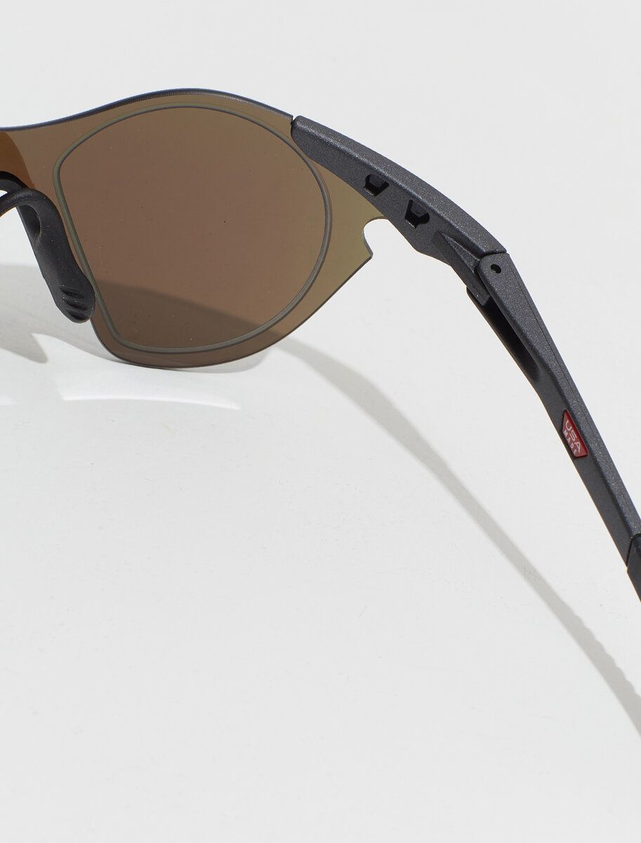 OAKLEY-OG-SUBZERO-IN-STEEL-WITH-PRIZM-SAPPHIRE-0OO9468-02-4.jpg