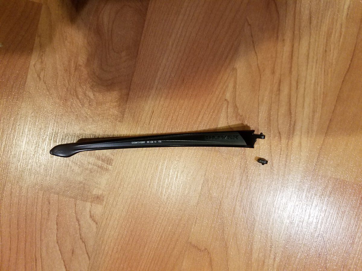 Oakley Sliver Left Temple arm close view.jpg