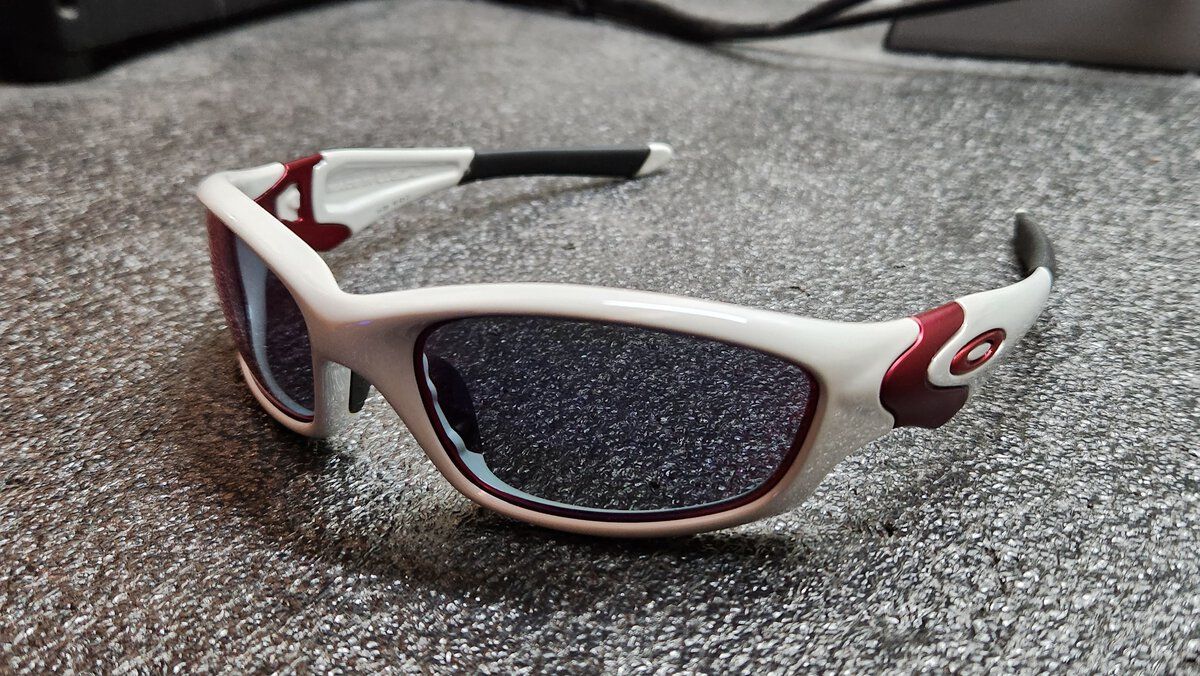 Oakley Straight_Front Angled_002.jpg