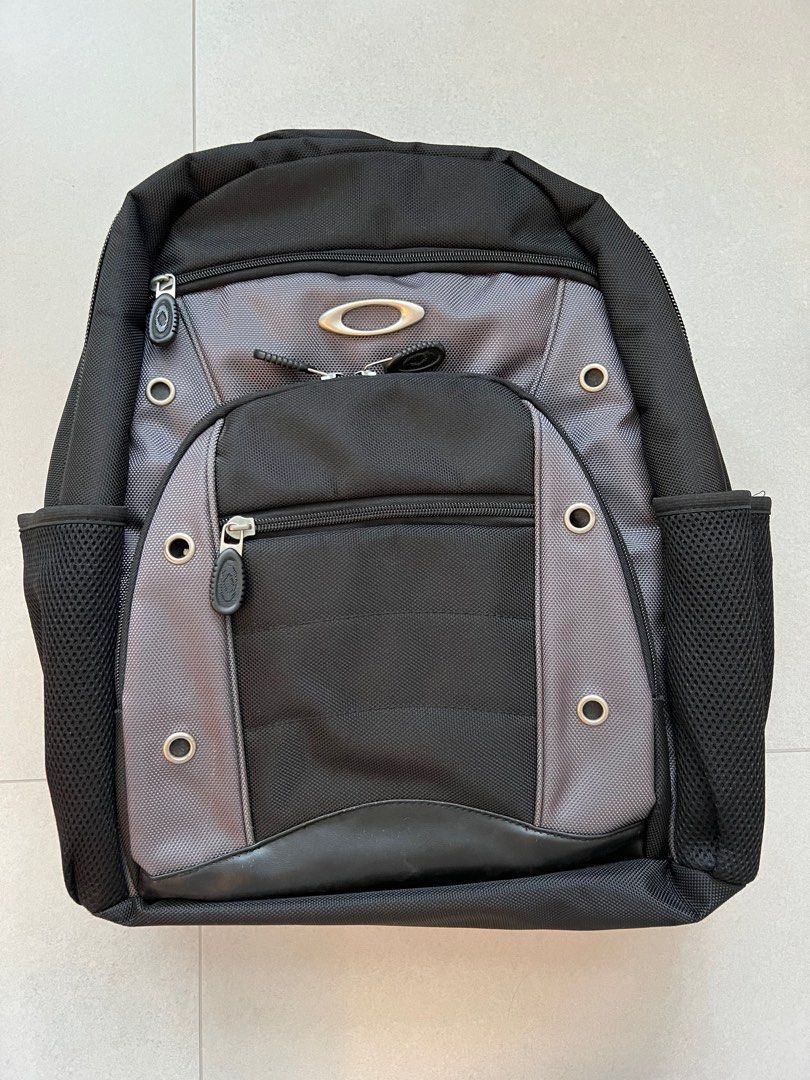 oakley_backpack_1670030976_ce1e7315_progressive.jpg