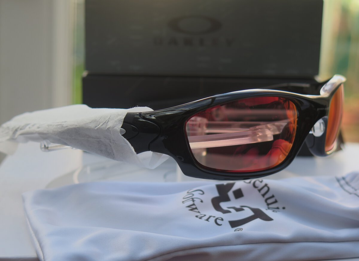 Right Side Oakley Piet New Straight Jacket II Matte Black - PRIZM Snow Torchjpg.jpg