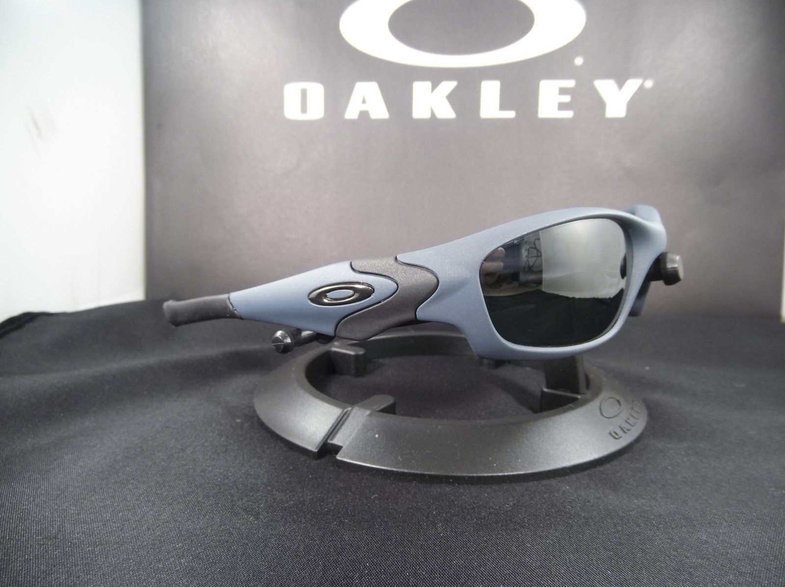 Oakley Straight Jacket Sunglasses | Review & Ultimate Guide 